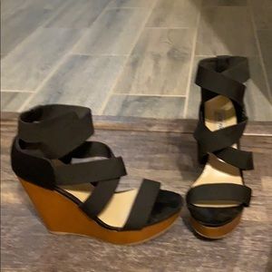 Steve Madden crisscrossed black wedges